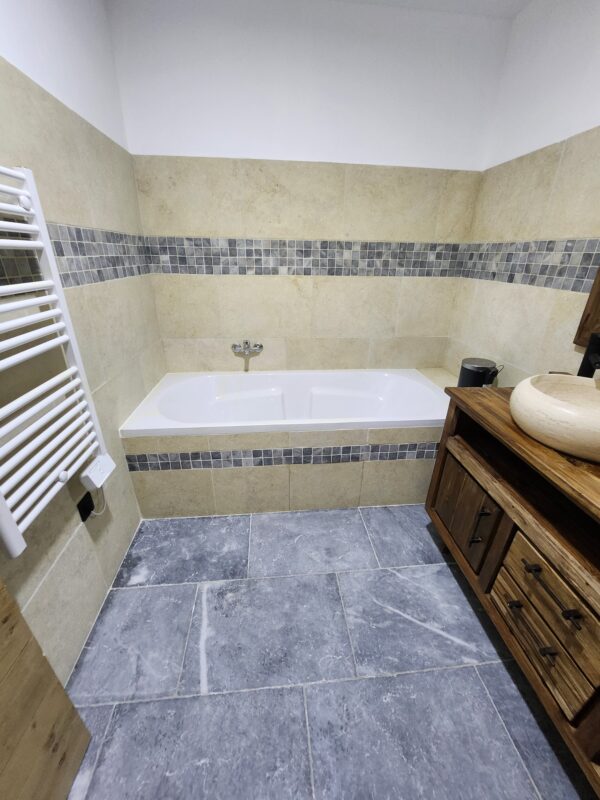 SALLE DE BAIN TOILETTE 40X60 PIERRE EGYPTE GALALA MOSAIQUE BLUESTONE LIGHT MEUBLE MIROIR BALI VASQUE TRAVERTIN (2)