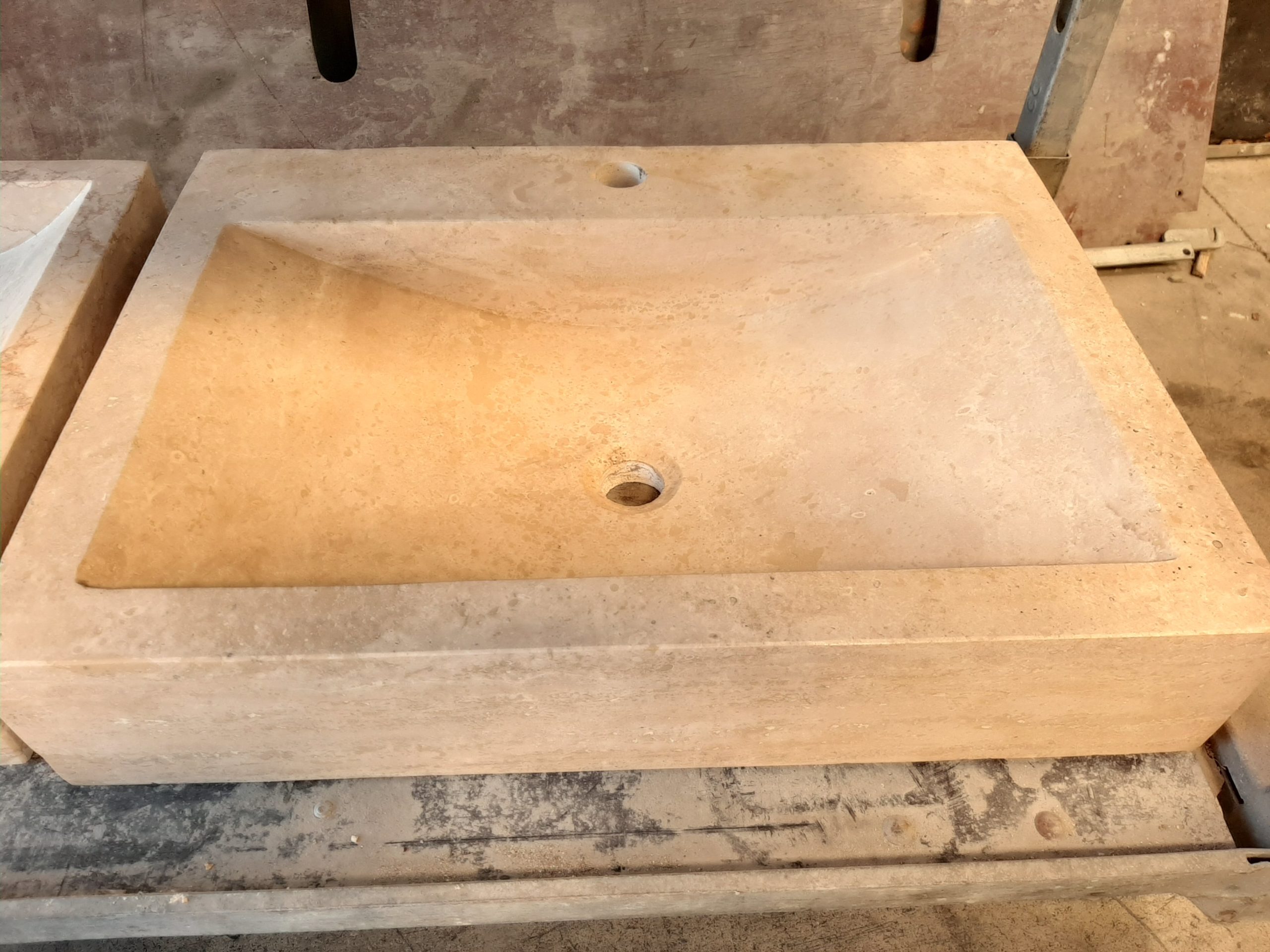 Vasque en pierre travertin ronde pour salle de bain