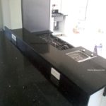 Cuisine plan de travail en quartz noir pailleté