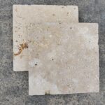 Dalle de travertin Vieilli 20.3x20.3 en 3cm- choix commercial – Mixte beige