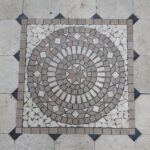 Rosace 60x60 Moka 007 Rosaces en pierre naturelle de travertin vieilli 60×60 Rosace en pierre de travertin de coloris moka.