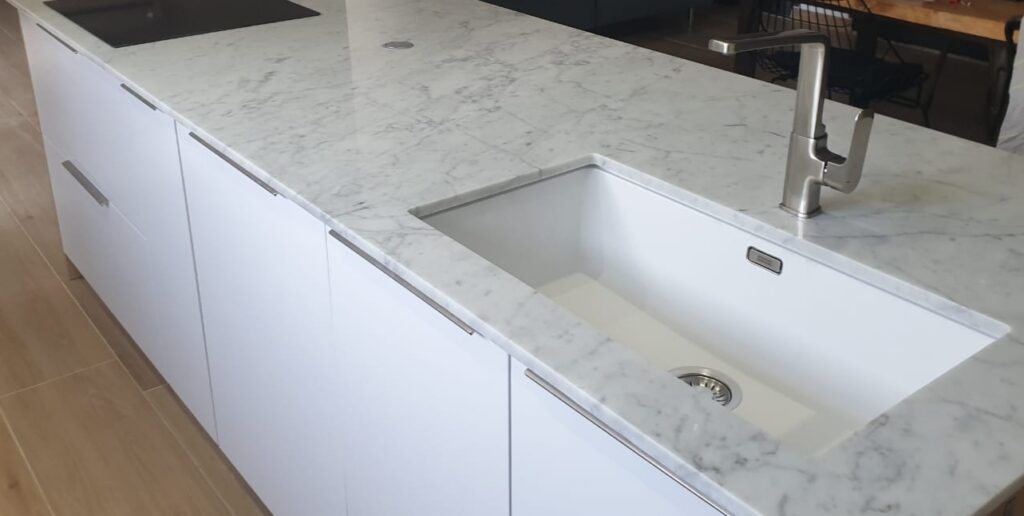 Aleda Quick Shelf, étagère D'angle En Marbre Blanc Carrare