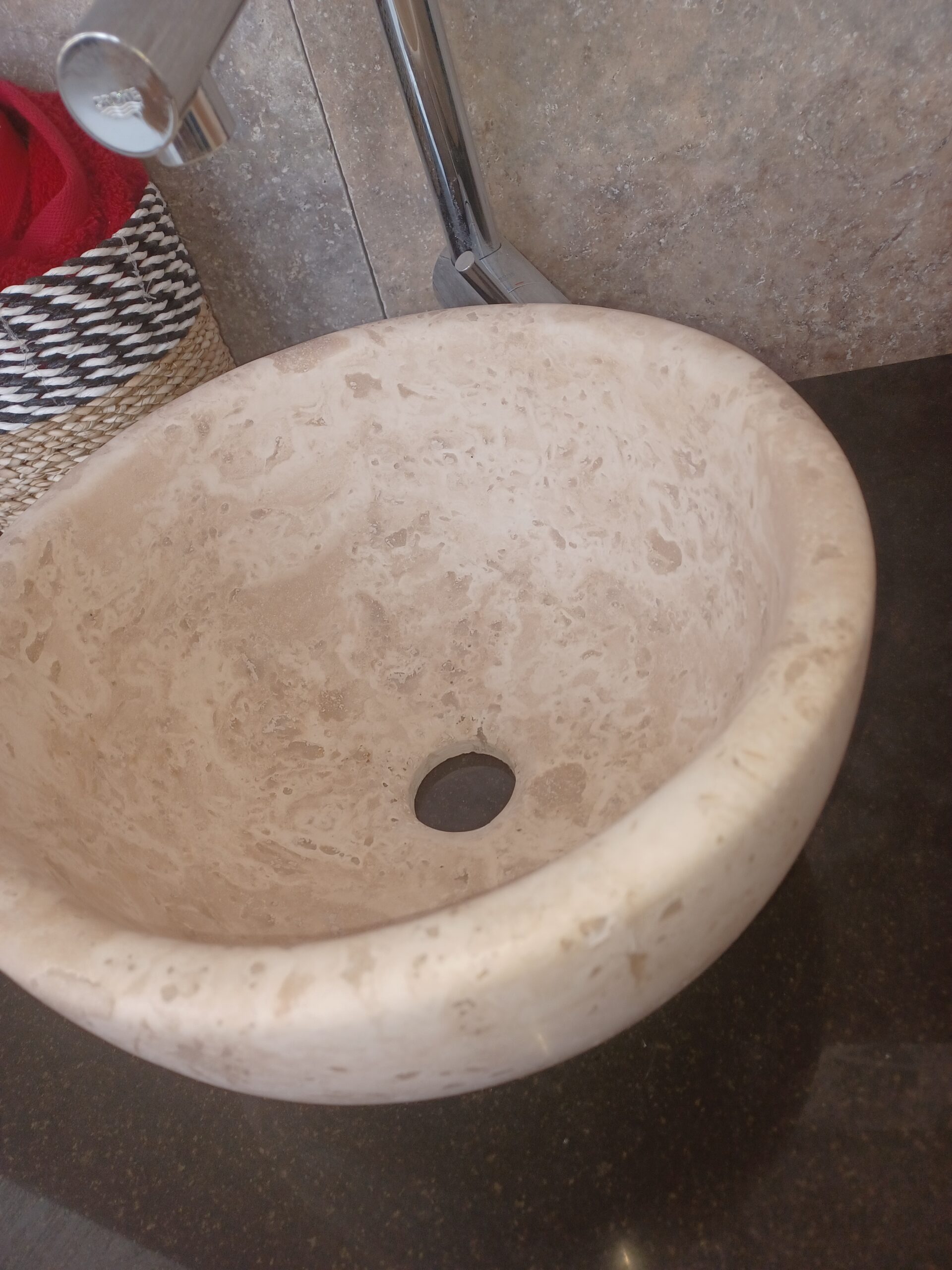 Vasque – lave main – en travertin – bord rond